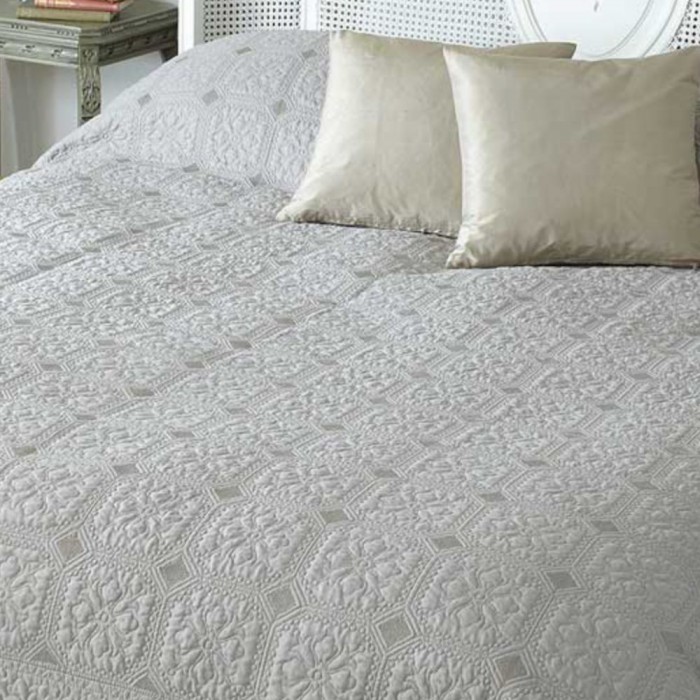 Victoria King Quilt Taupe